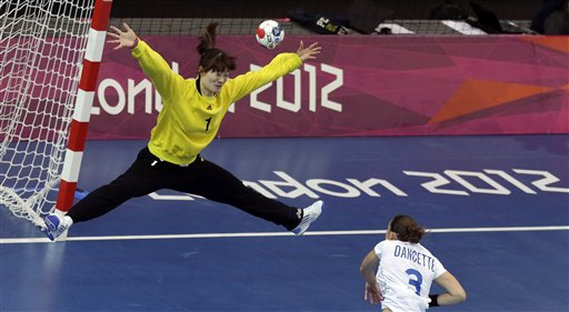 Stjerneteknikker utfordrer håndballmålvakter på vertikal spenst.