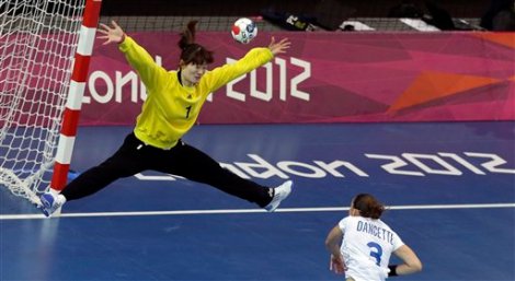 Stjerneteknikker utfordrer håndballmålvakter på vertikal spenst.